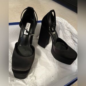 Steve Madden Versace look-alike, PERFECT CONDITION.  Black satin size 7.5.